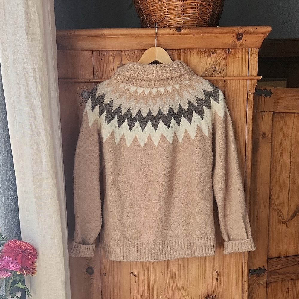 Elegant Chevron Patterned Turtleneck Sweater